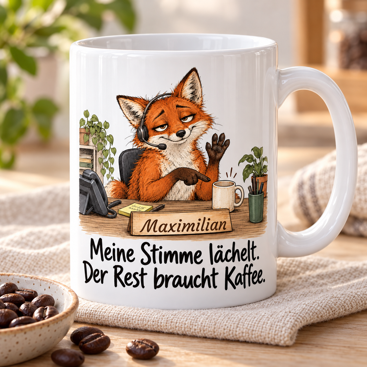 Kundenservice: weiße Tasse mit Fuchs-Berufsmotiv, Spruch und Beispielname Maximilian – Schrägansicht