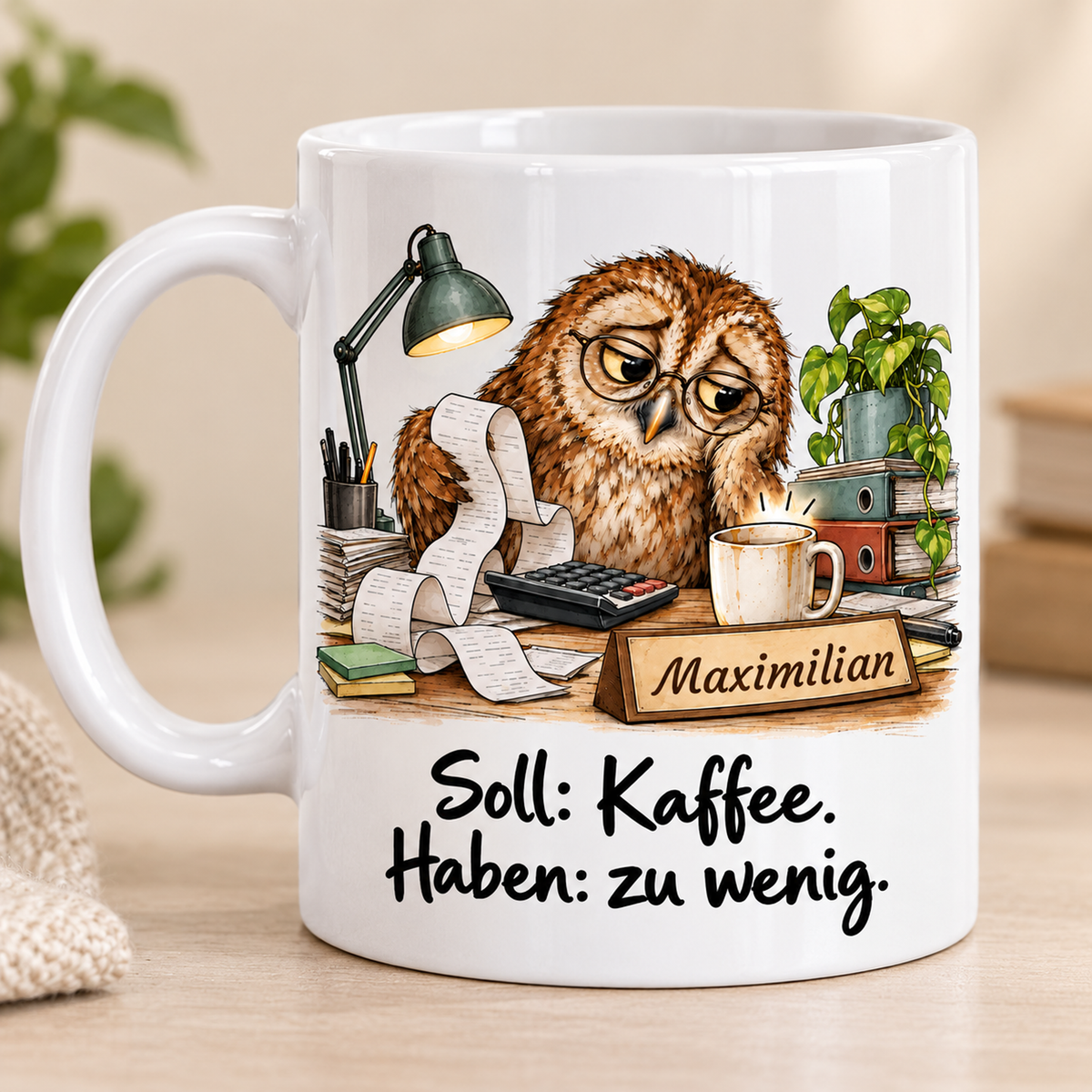 Buchhaltung: weiße Tasse mit Eule-Berufsmotiv, Spruch und Beispielname Maximilian – bedruckte Rückseite