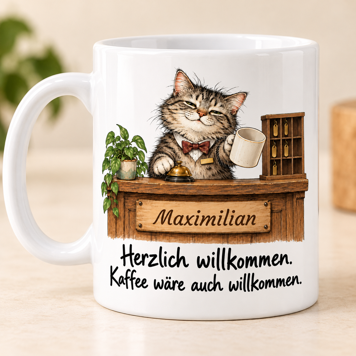 Empfang: weiße Tasse mit Katze-Berufsmotiv, Spruch und Beispielname Maximilian – bedruckte Rückseite
