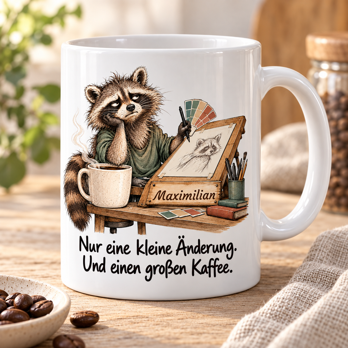 Grafikdesign: weiße Tasse mit Waschbär-Berufsmotiv, Spruch und Beispielname Maximilian – Schrägansicht