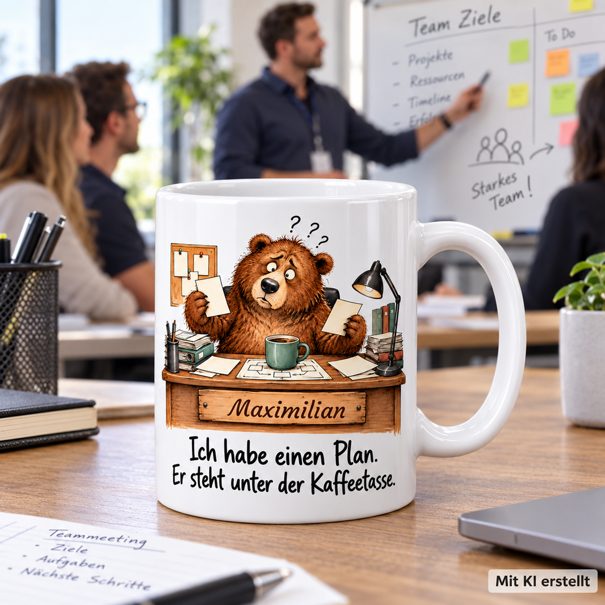 Personalisierte Teamleitung-Tasse mit Tiermotiv und Wunschname auf einer Arbeitsfläche; passende Berufsszene mit arbeitender Person unscharf im Hintergrund. Mit KI erstellt.