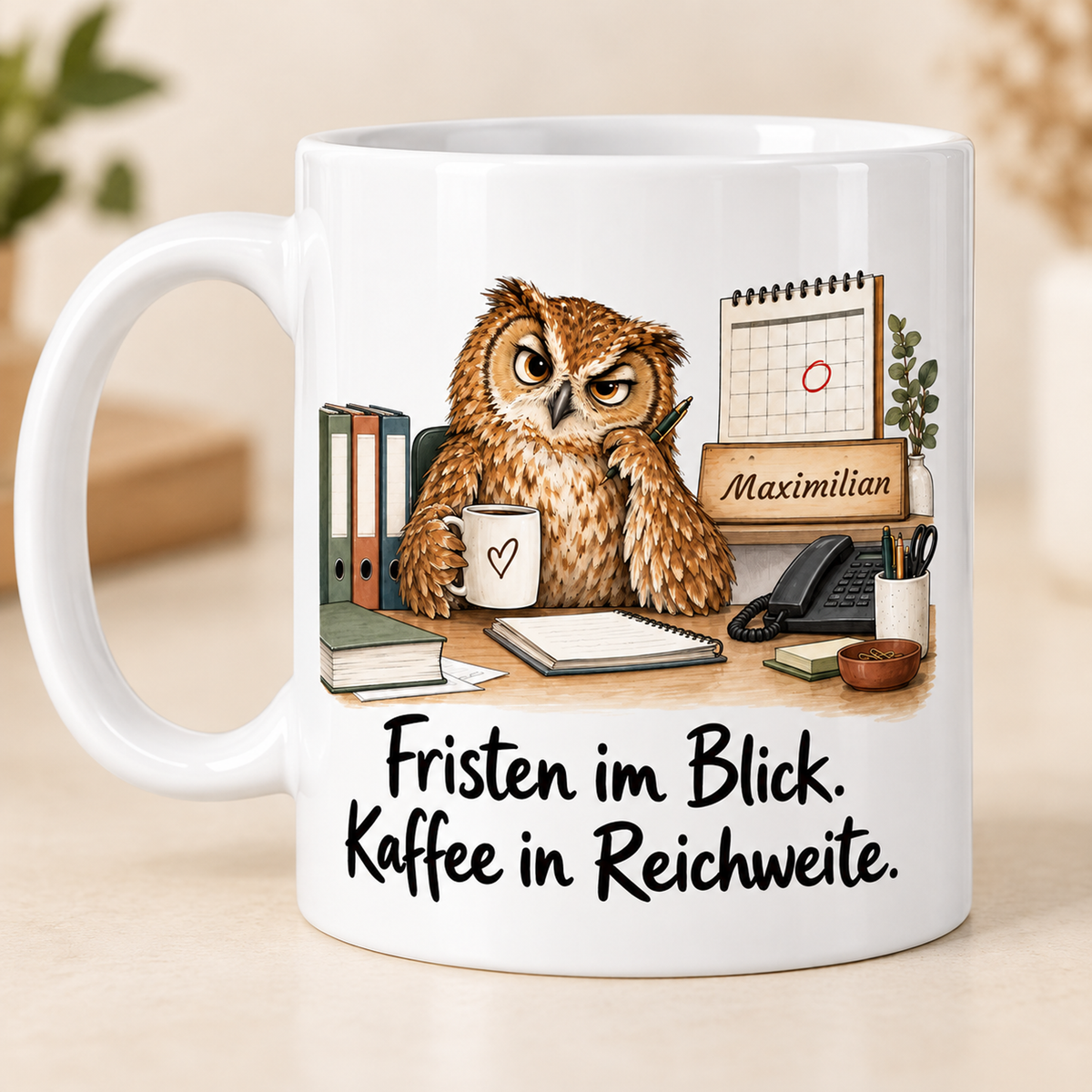 Rechtskanzlei: weiße Tasse mit Eule-Berufsmotiv, Spruch und Beispielname Maximilian – bedruckte Rückseite