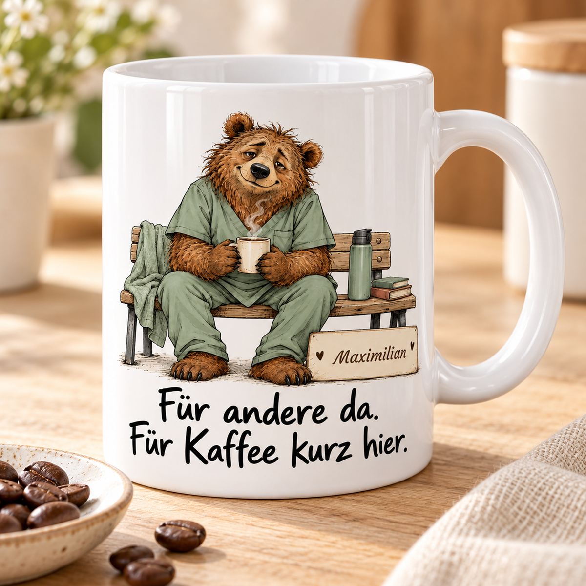 Pflege: weiße Tasse mit Bär-Berufsmotiv, Spruch und Beispielname Maximilian – Schrägansicht