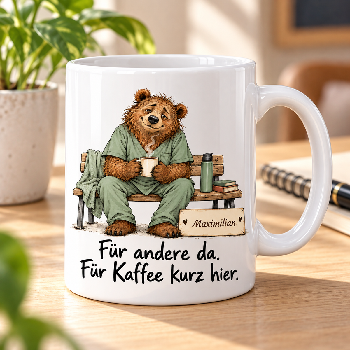 Pflege: weiße Tasse mit Bär-Berufsmotiv, Spruch und Beispielname Maximilian – Alltagsszene