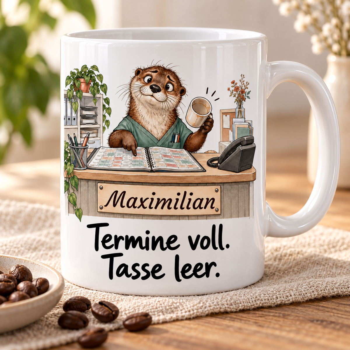 Arztpraxis: weiße Tasse mit Otter-Berufsmotiv, Spruch und Beispielname Maximilian – Schrägansicht