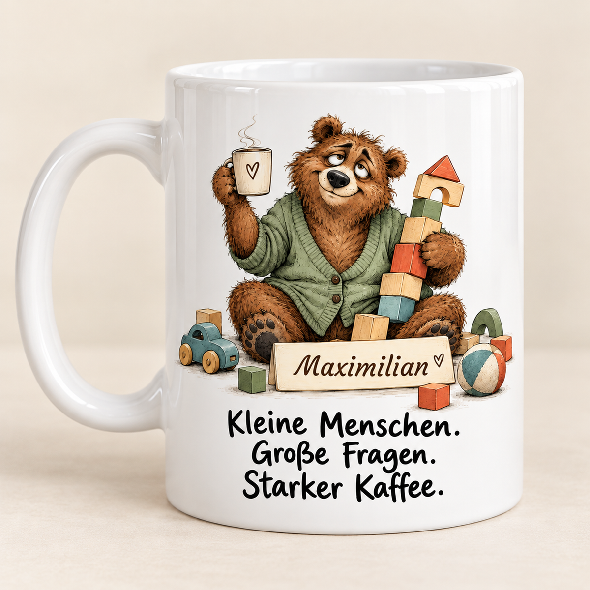 Kita: weiße Tasse mit Bär-Berufsmotiv, Spruch und Beispielname Maximilian – bedruckte Rückseite