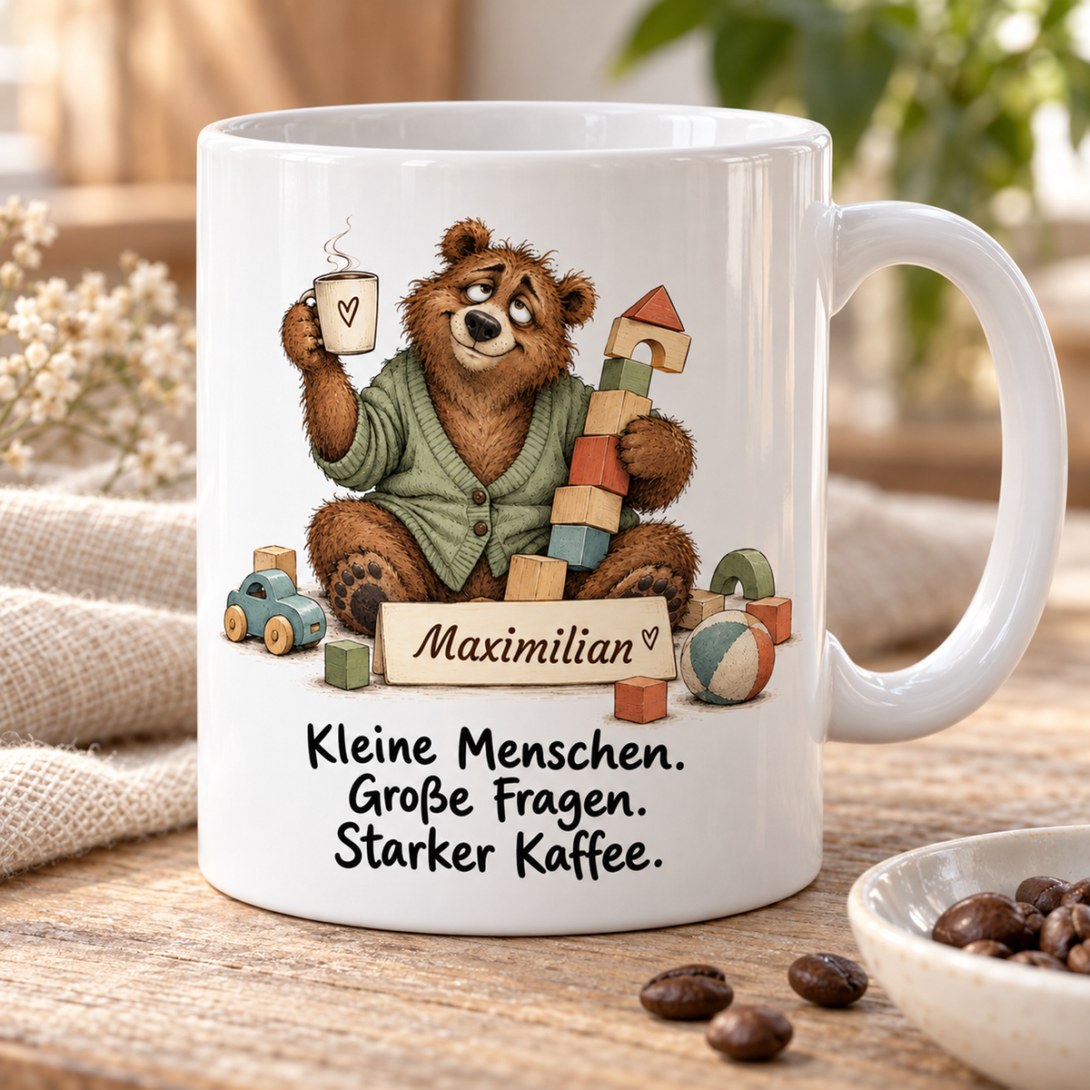 Kita: weiße Tasse mit Bär-Berufsmotiv, Spruch und Beispielname Maximilian – Schrägansicht