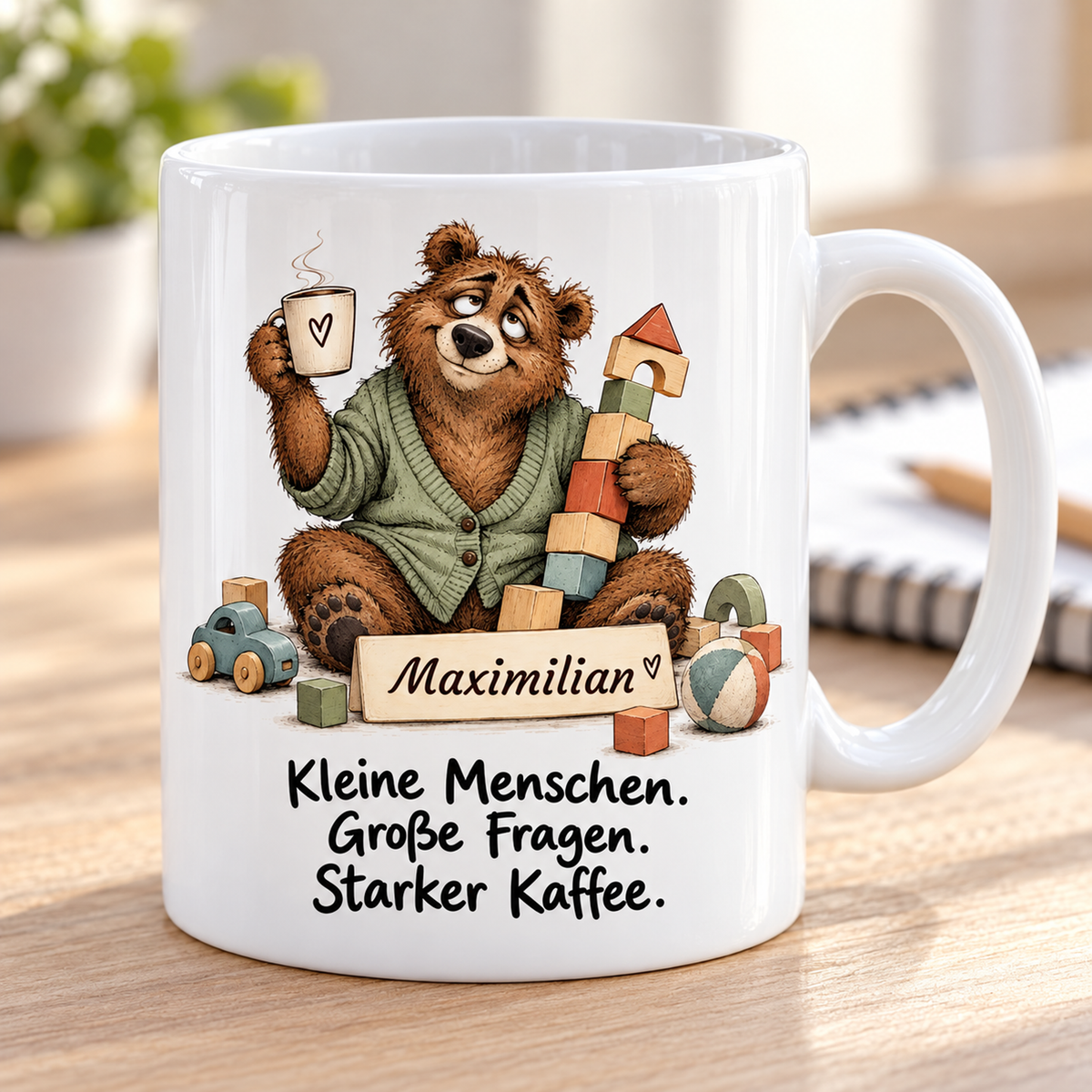 Kita: weiße Tasse mit Bär-Berufsmotiv, Spruch und Beispielname Maximilian – Alltagsszene