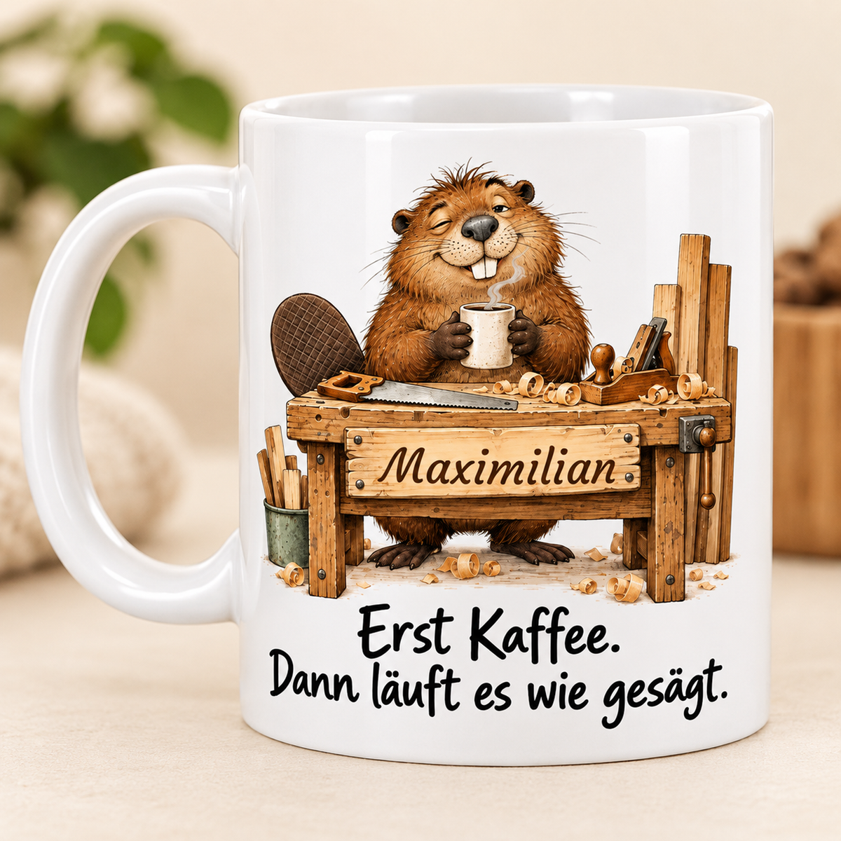 Tischlerei: weiße Tasse mit Biber-Berufsmotiv, Spruch und Beispielname Maximilian – bedruckte Rückseite
