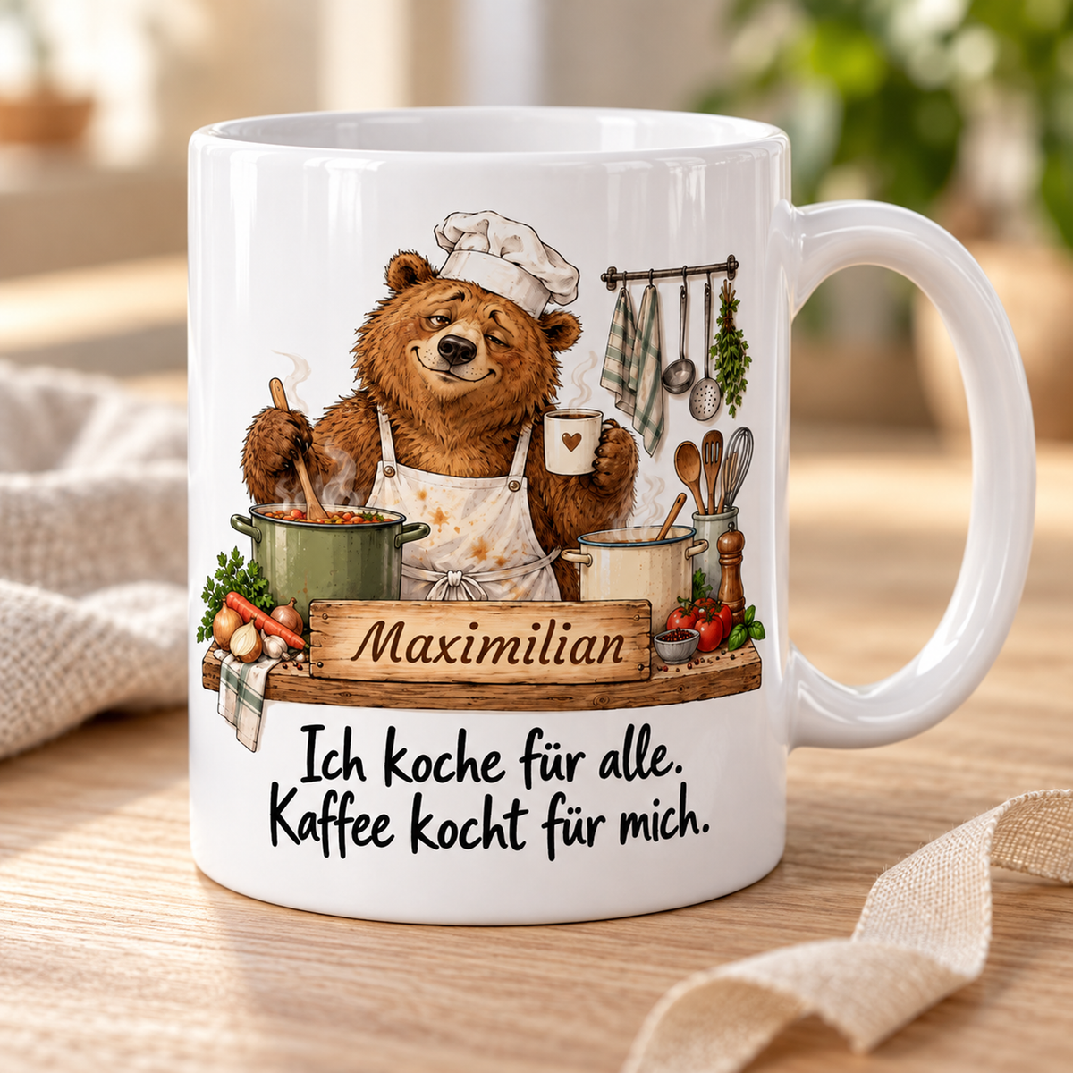 Kochberuf: weiße Tasse mit Bär-Berufsmotiv, Spruch und Beispielname Maximilian – Alltagsszene