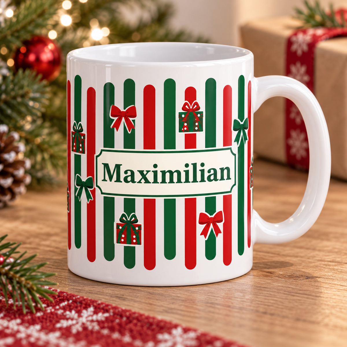 Weihnachtstasse Geschenkband – Schrägansicht mit Beispielname Maximilian