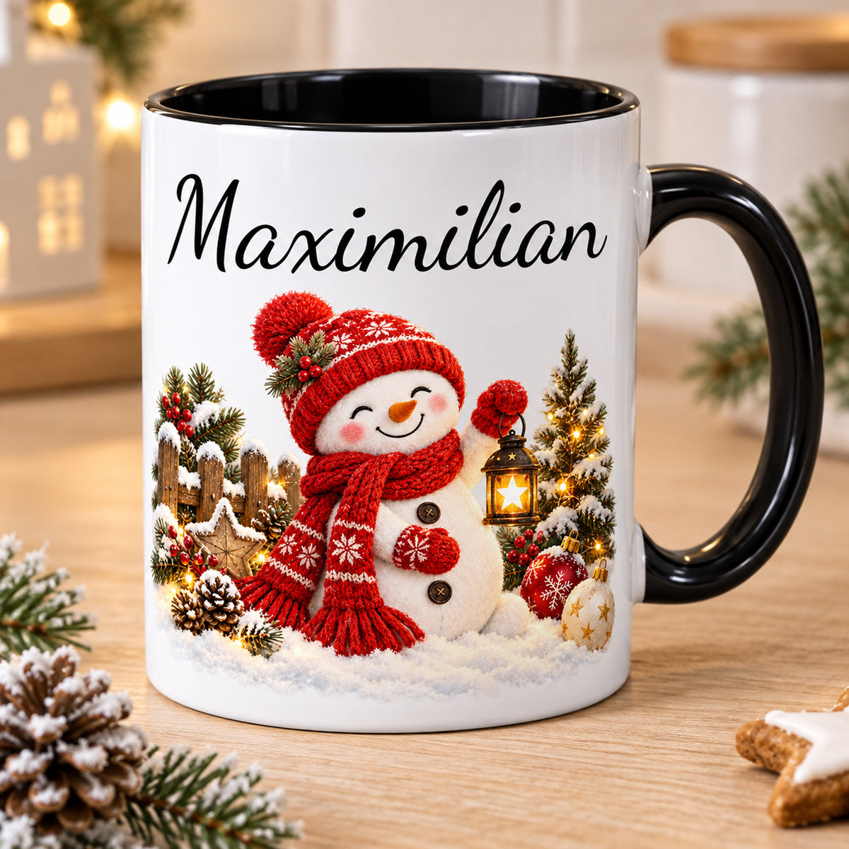 Schrägansicht: Schneemann-Tasse Laternenzauber, schwarzer Henkel, 330 ml, mit Beispielname Maximilian