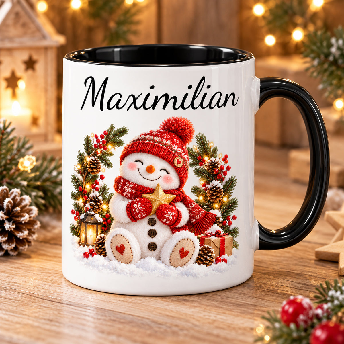 Schrägansicht: Schneemann-Tasse Winterkranz, schwarzer Henkel, 330 ml, mit Beispielname Maximilian