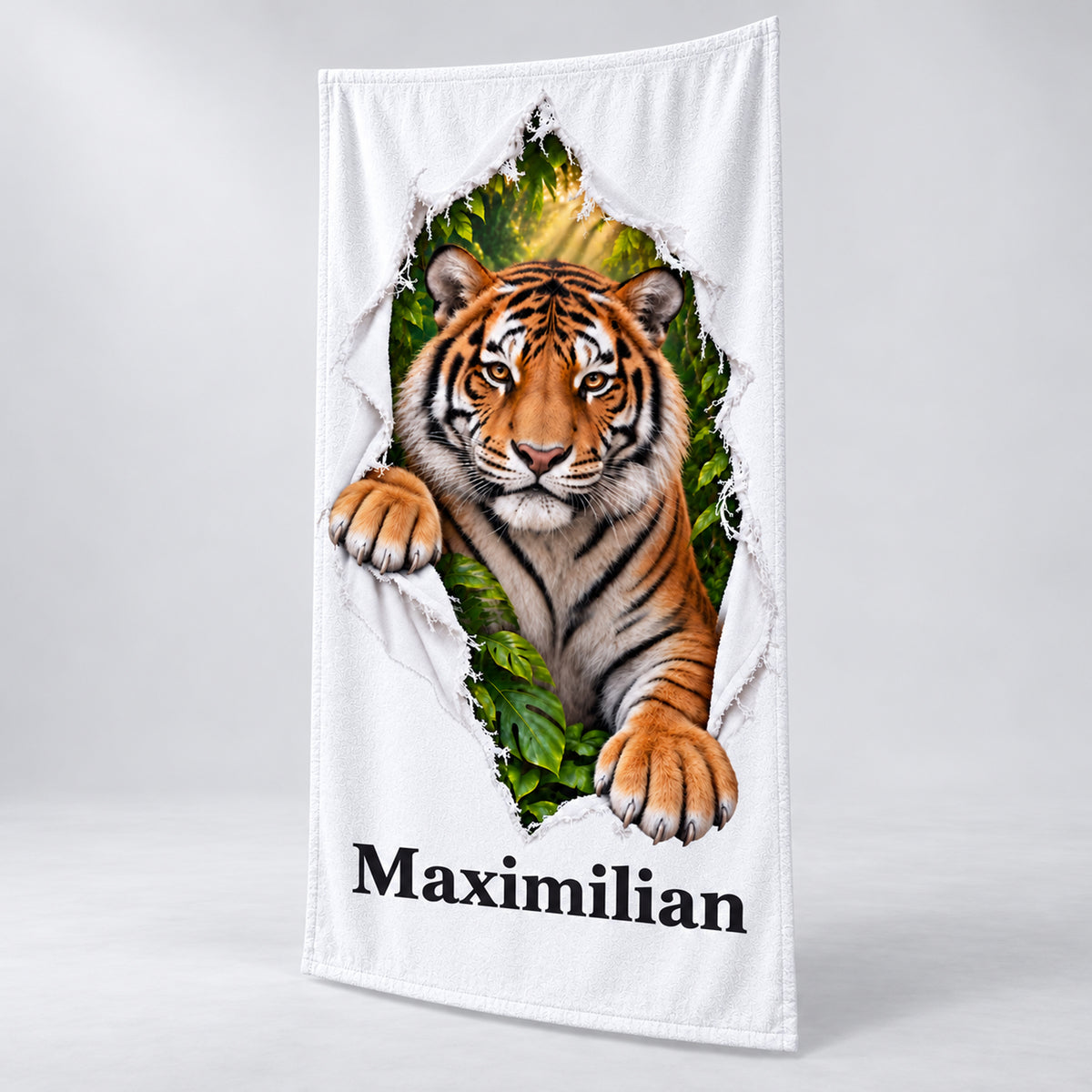 Weißes Tiger-Handtuch mit Wunschname in schräger Studioansicht
