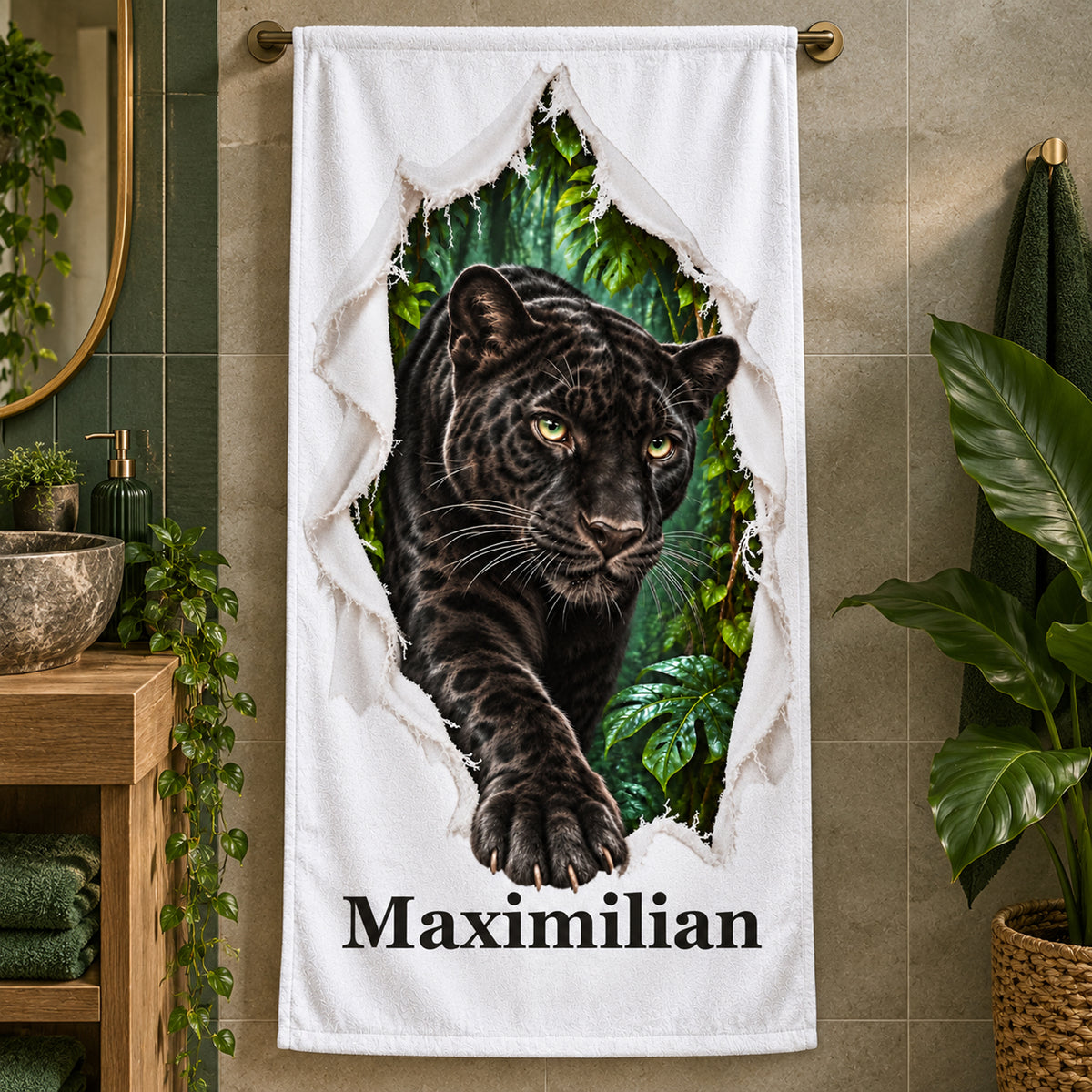 Panther-Handtuch mit Wunschname an einer Handtuchstange in einem Bad mit grünen Blättern