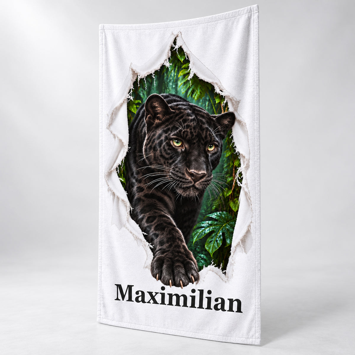 Weißes Panther-Handtuch mit Wunschname in schräger Studioansicht