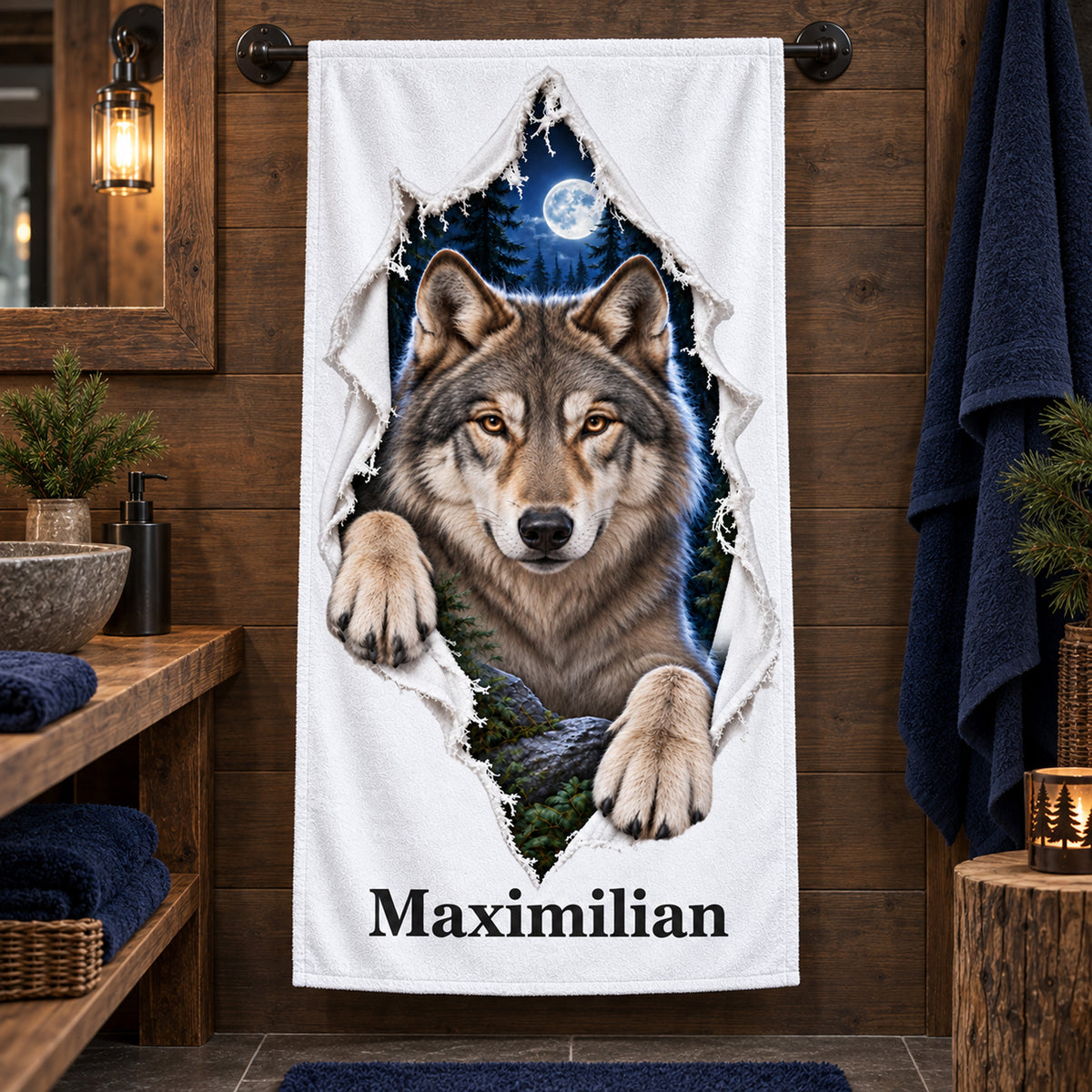 Wolf-Handtuch mit Wunschname an einer Handtuchstange in einem Bad mit dunkler Holzwand