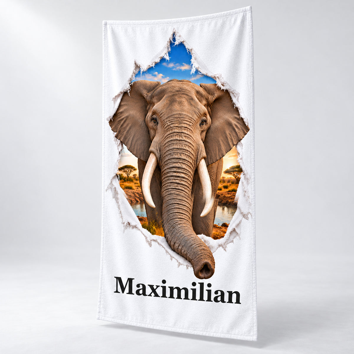Weißes Elefant-Handtuch mit Wunschname in schräger Studioansicht
