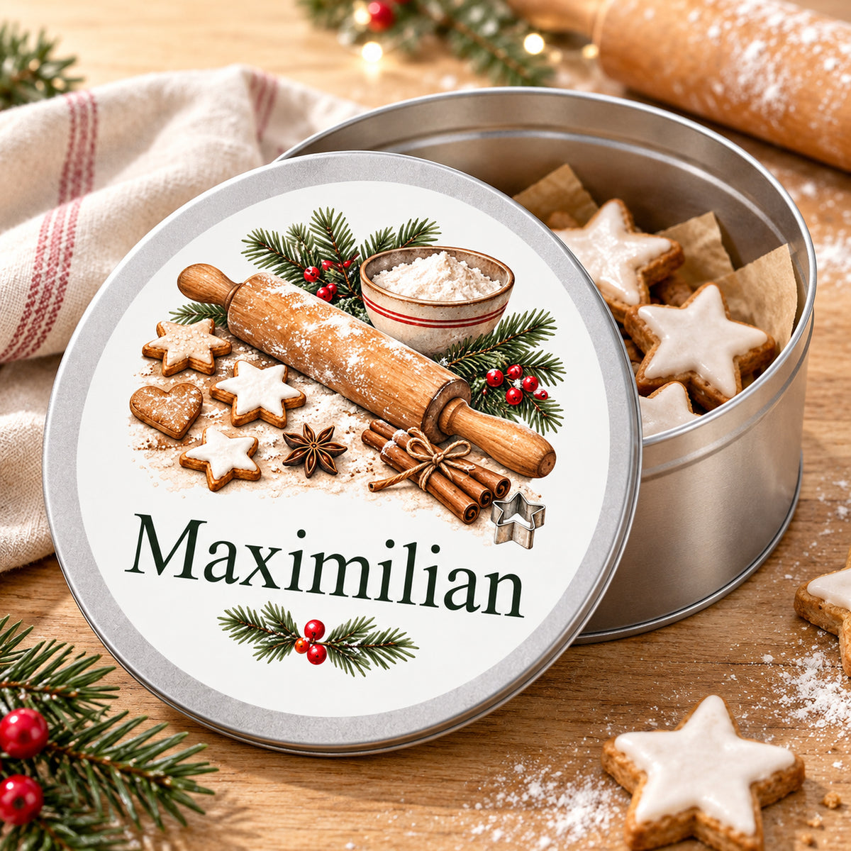 Geöffnete Keksdose mit Sternplätzchen und daneben angelehntem bedrucktem Weihnachtsdeckel.