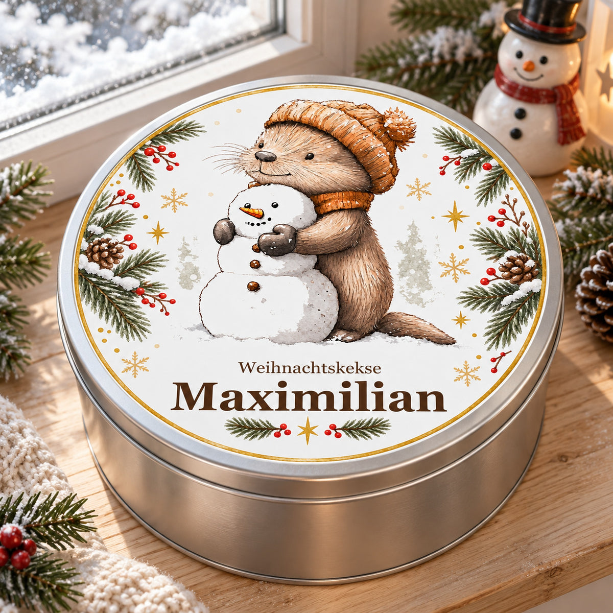 Keksdose Weihnachten, Otter mit Schneemann, mit Wunschname schräg am verschneiten Fenster