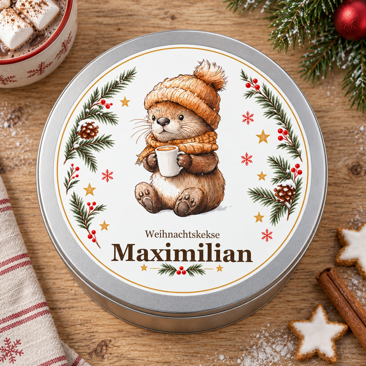 Keksdose Weihnachten, Otter bei der Kakaopause, mit Wunschname von oben auf Backtisch neben Kakaobecher
