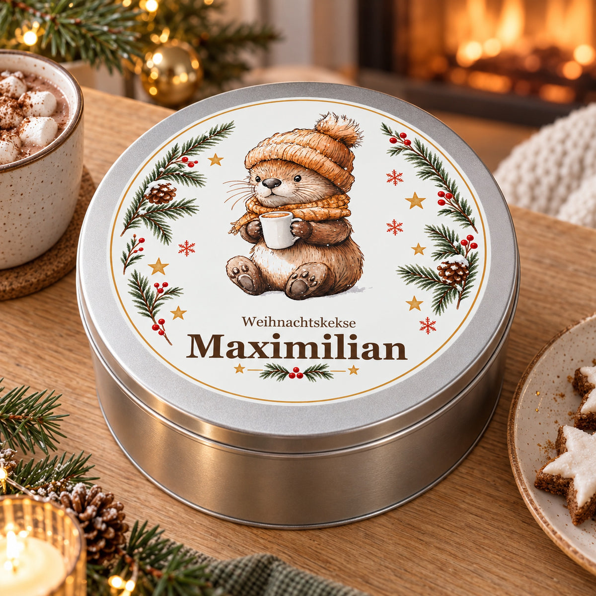 Keksdose Weihnachten, Otter bei der Kakaopause, mit Wunschname auf einem Wohnzimmertisch neben Kakao