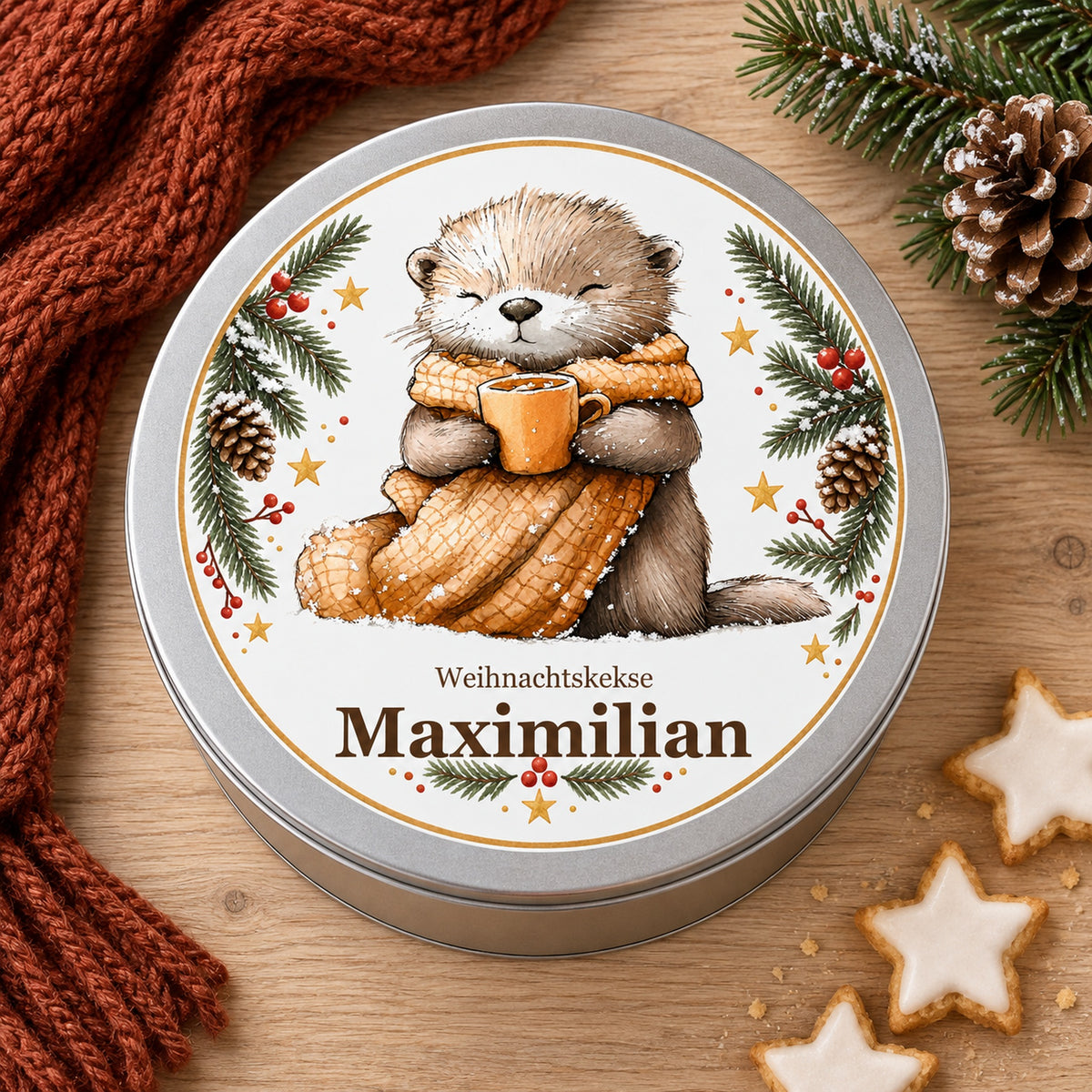 Keksdose Weihnachten, Otter mit Kuschelschal, mit Wunschname von oben neben rostfarbenem Strickschal und Tanne