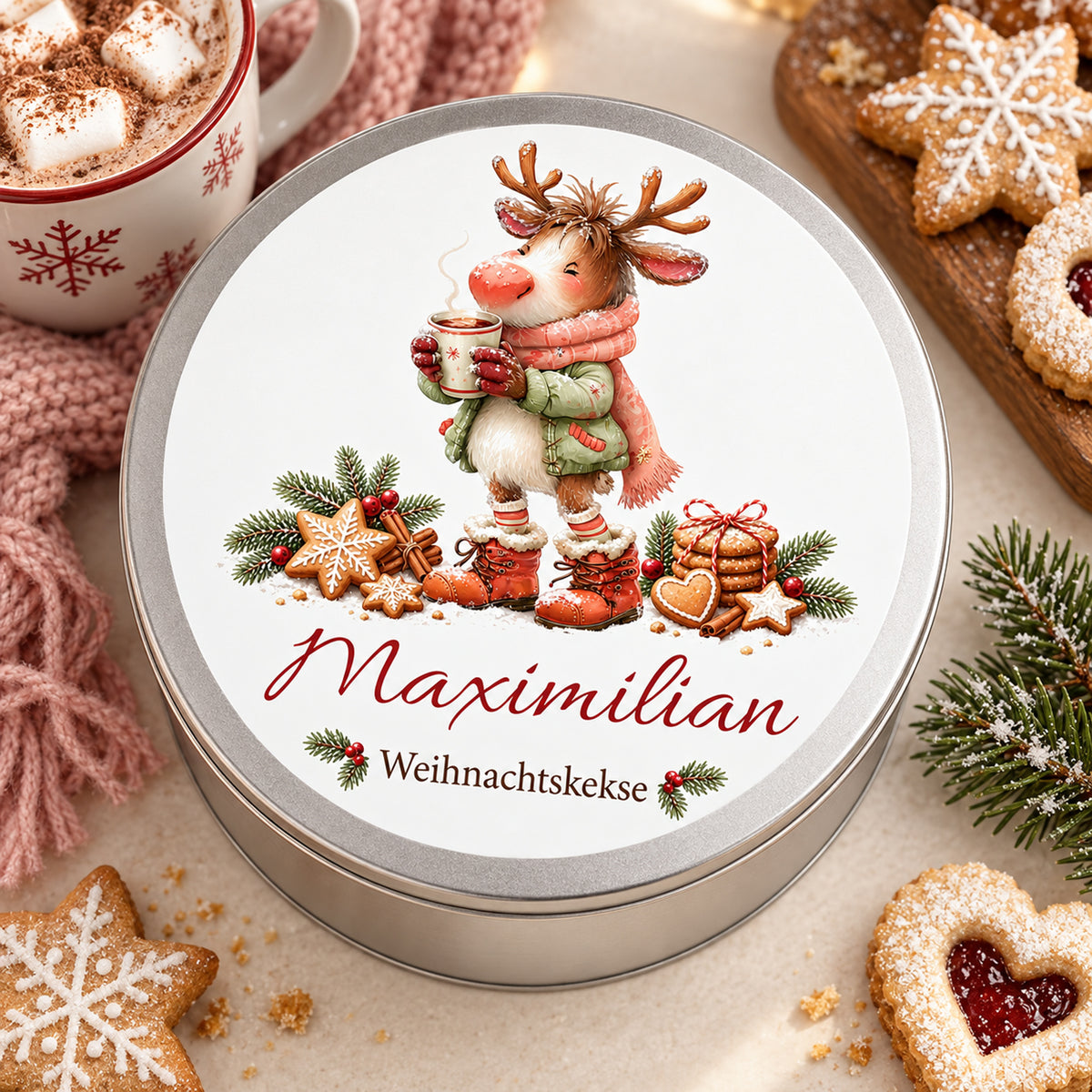 Draufsicht auf die Keksdose mit Rentier mit Kakao auf einem weihnachtlich gedeckten Tisch.