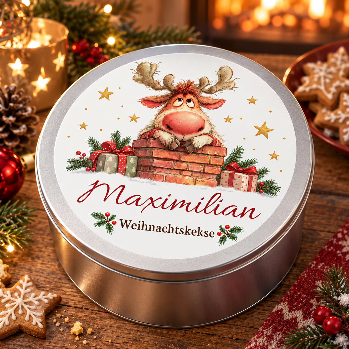 Keksdose mit Rentier im Schornstein und Wunschname in einer Wohnszene mit Weihnachtsdekoration.