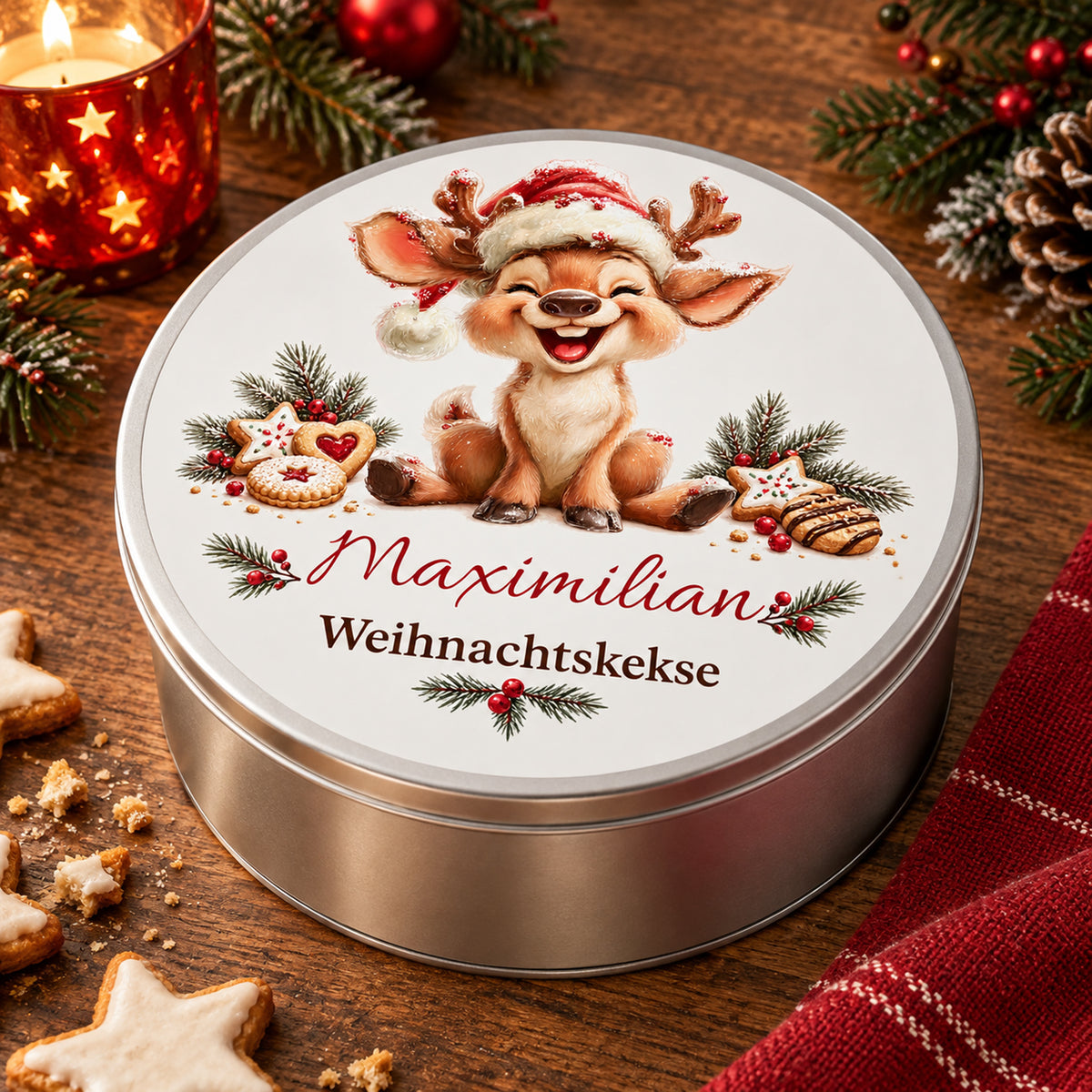 Schräge Ansicht der geschlossenen Keksdose mit lachendem Rentier mit Weihnachtsmütze und Wunschname.