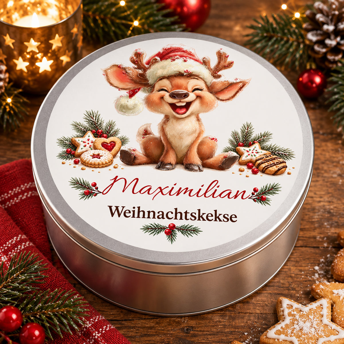 Keksdose mit lachendem Rentier mit Weihnachtsmütze und Wunschname in einer Wohnszene mit Weihnachtsdekoration.