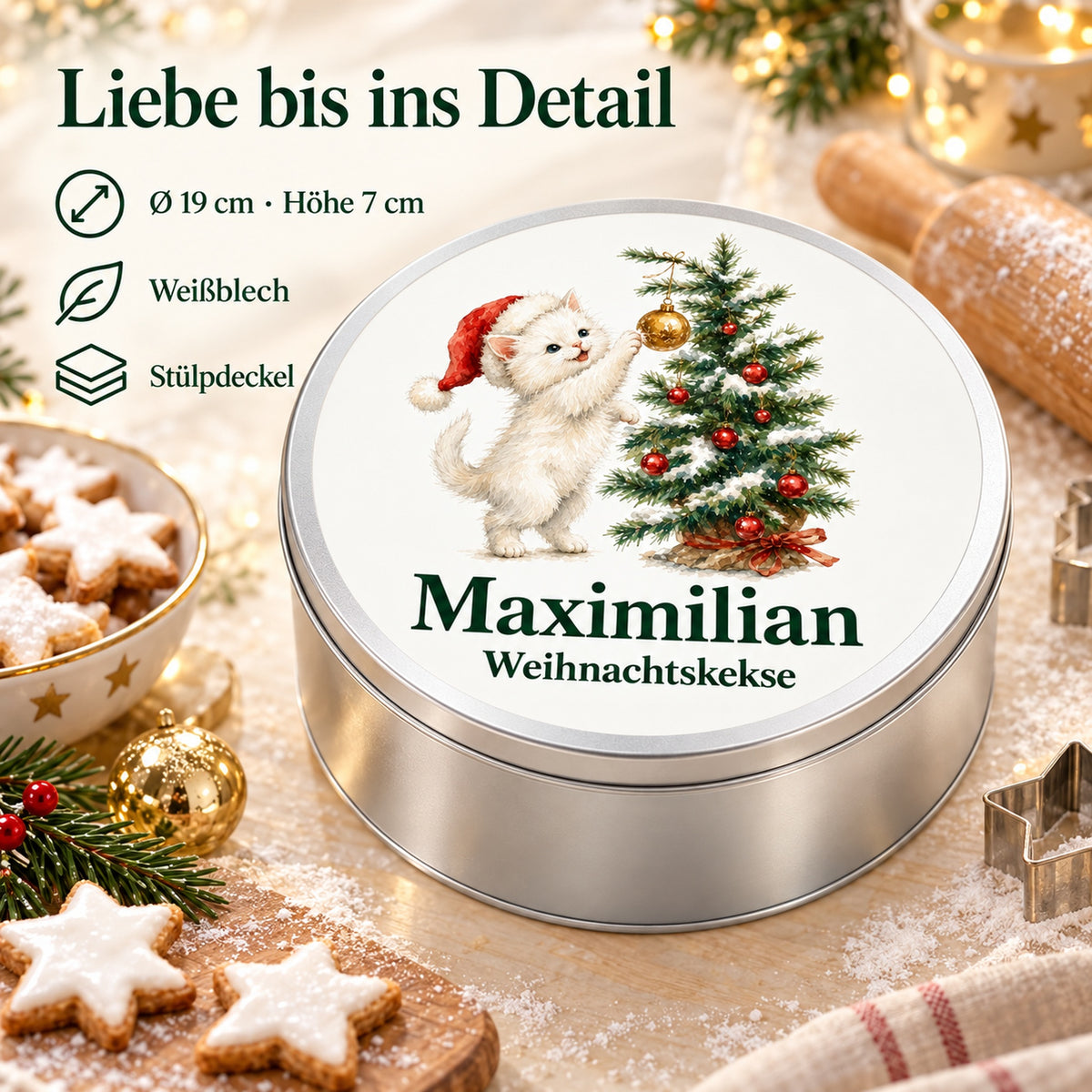 Maße und Material einer runden Keksdose mit Katze, die nach einer goldenen Kugel am Weihnachtsbaum greift und Wunschname. Durchmesser 19 cm, Höhe 7 cm, Weißblech und Stülpdeckel.