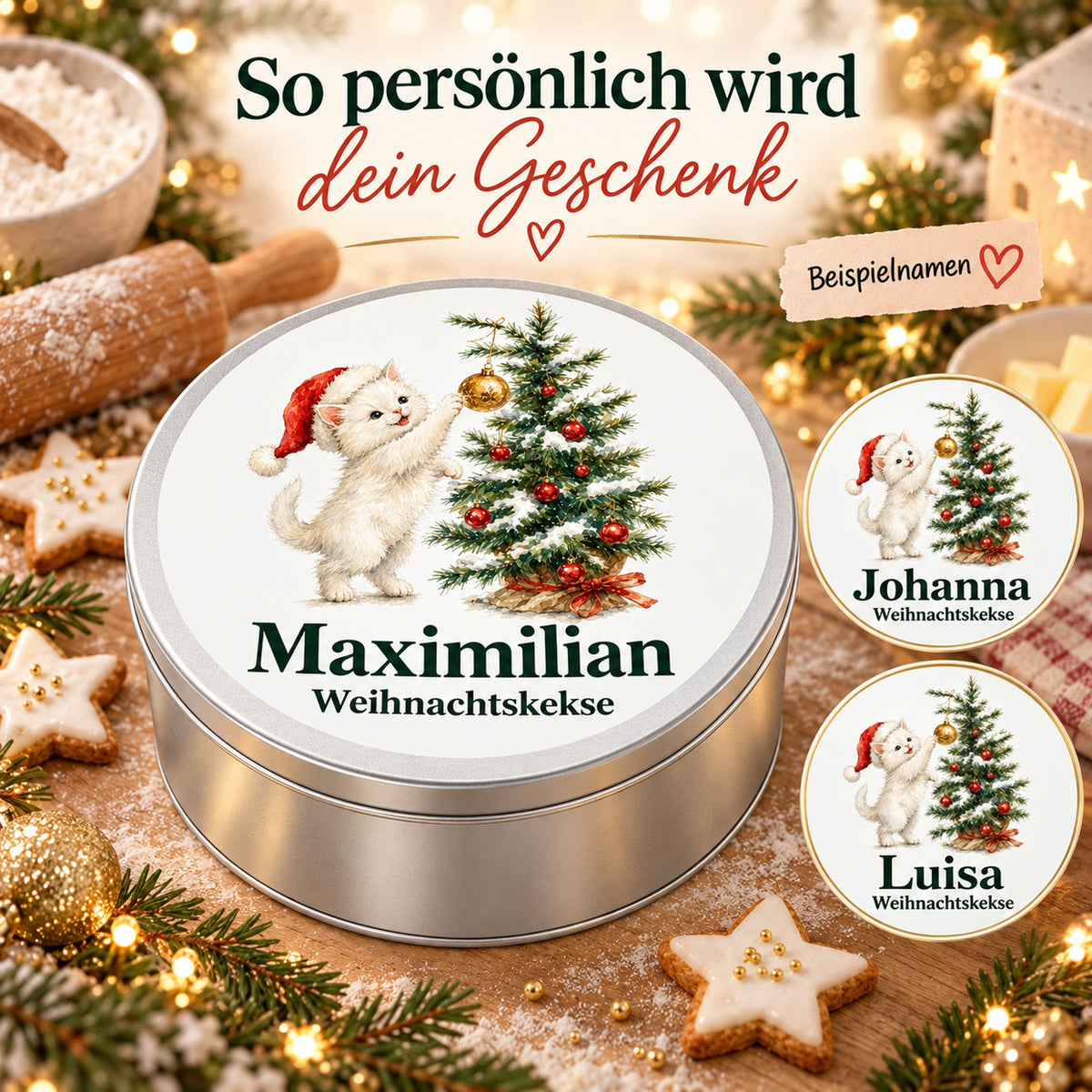 Namenspersonalisierung einer runden Keksdose mit Katze, die nach einer goldenen Kugel am Weihnachtsbaum greift und Wunschname. Detailkreise zeigen unterschiedliche Wunschnamen.