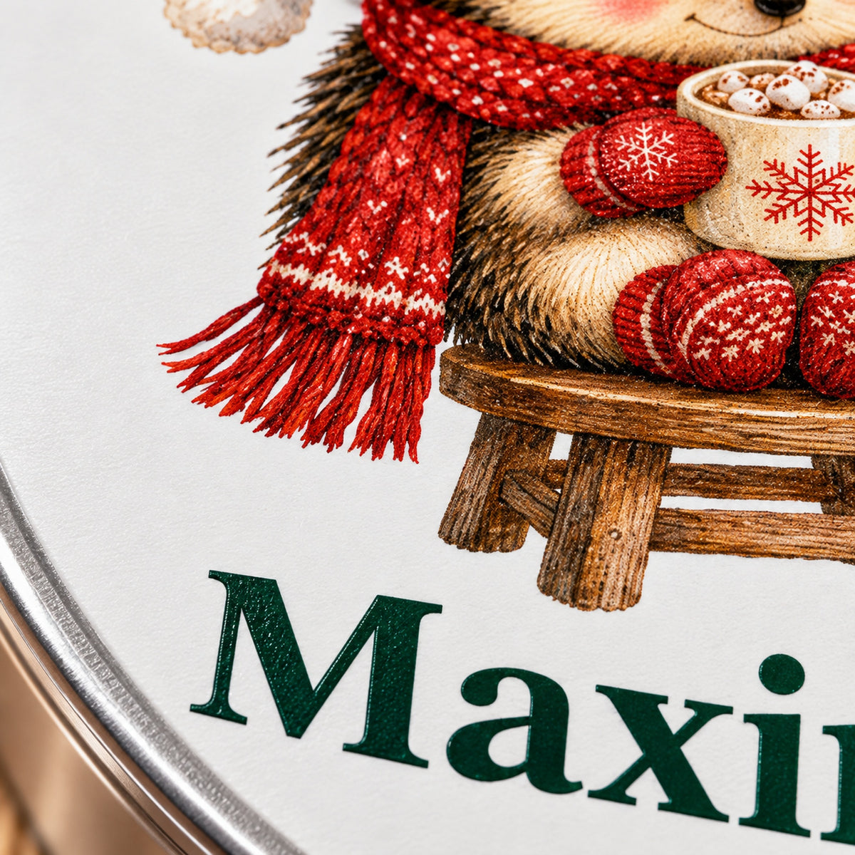 Detail des Weihnachtsmotivs auf einer runden Keksdose mit Igel mit Kakao und Wunschname.