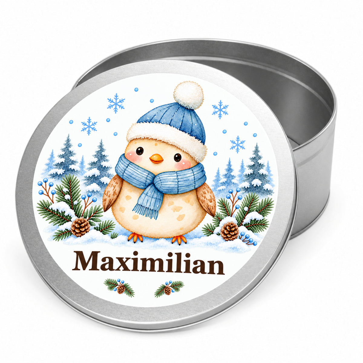Offene Keksdose mit Eule mit Wintermütze und Wunschname auf dem davor aufgestellten Deckel, auf weißem Hintergrund