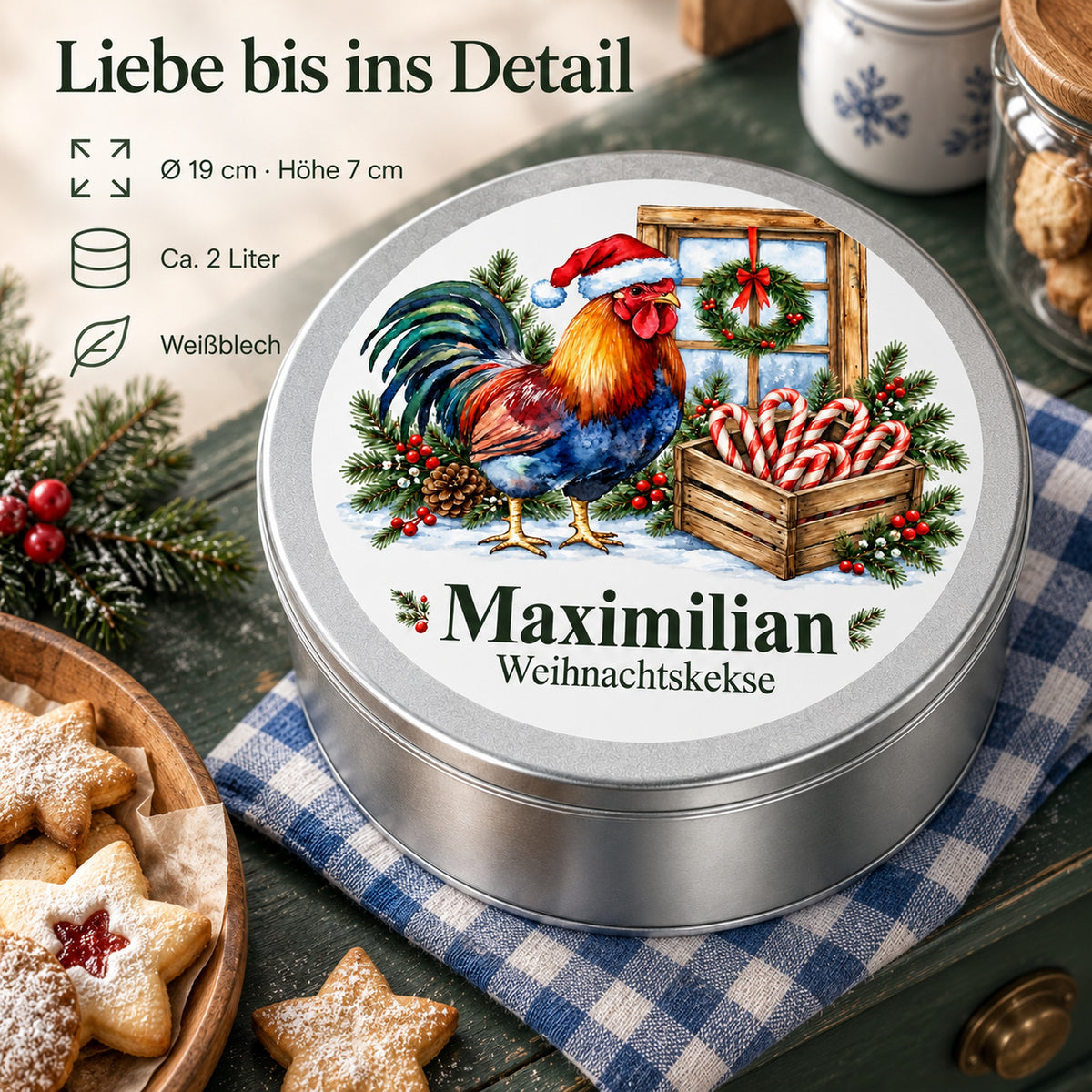 Personalisierte Weihnachtsdose mit Hahn am Weihnachtsfenster und Angaben zu Größe, Volumen und Material