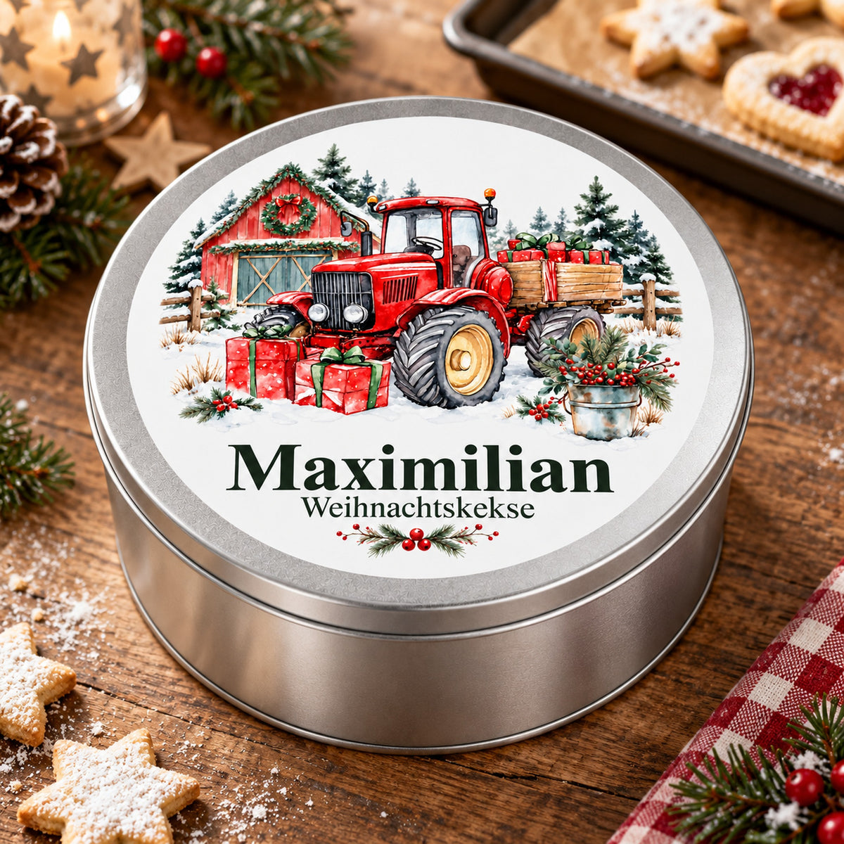 Gebäckdose mit Traktor mit Weihnachtsgeschenken und Wunschname auf einem weihnachtlich dekorierten Holztisch