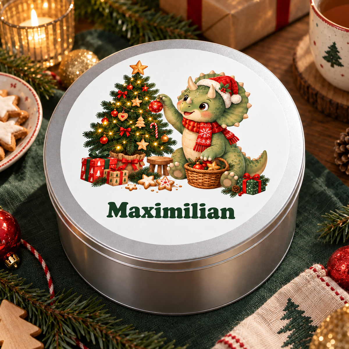 Personalisierte Weihnachtsdino-Keksdose – Baumschmücker, gemütliche szene am weihnachtstisch