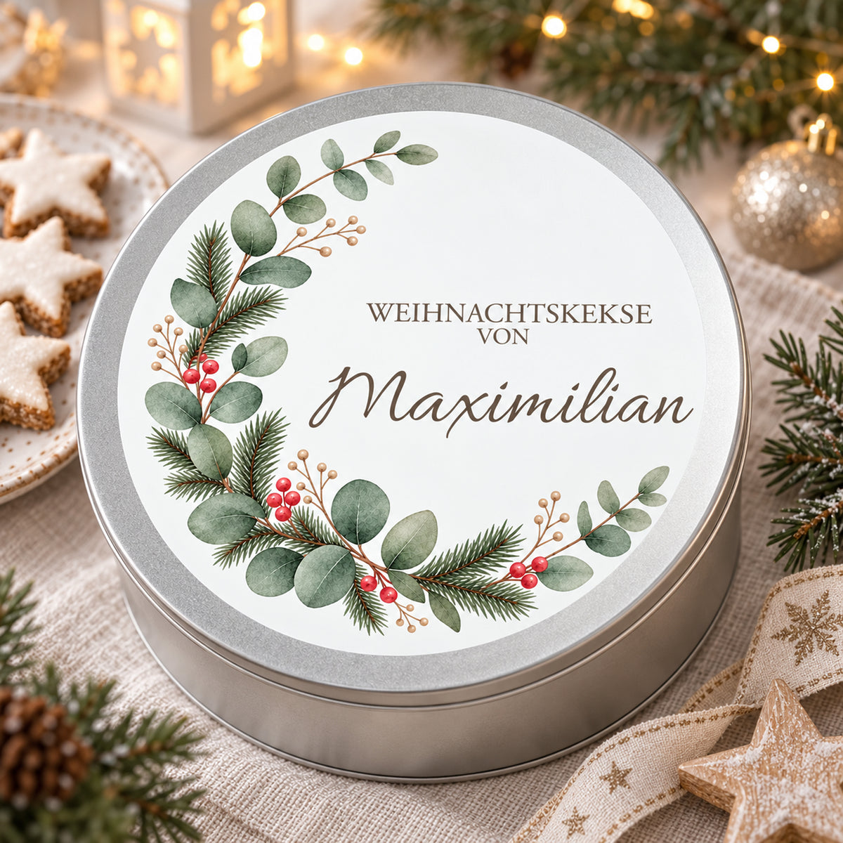 Keksdose mit Eukalyptus & Tanne-Motiv als Weihnachtsgeschenk neben Plätzchen und festlicher Dekoration
