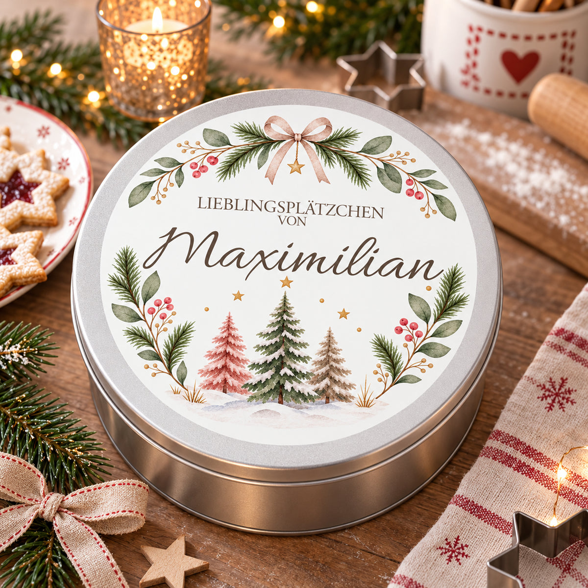 Keksdose mit Pastell-Tannen-Motiv als Weihnachtsgeschenk neben Plätzchen und festlicher Dekoration