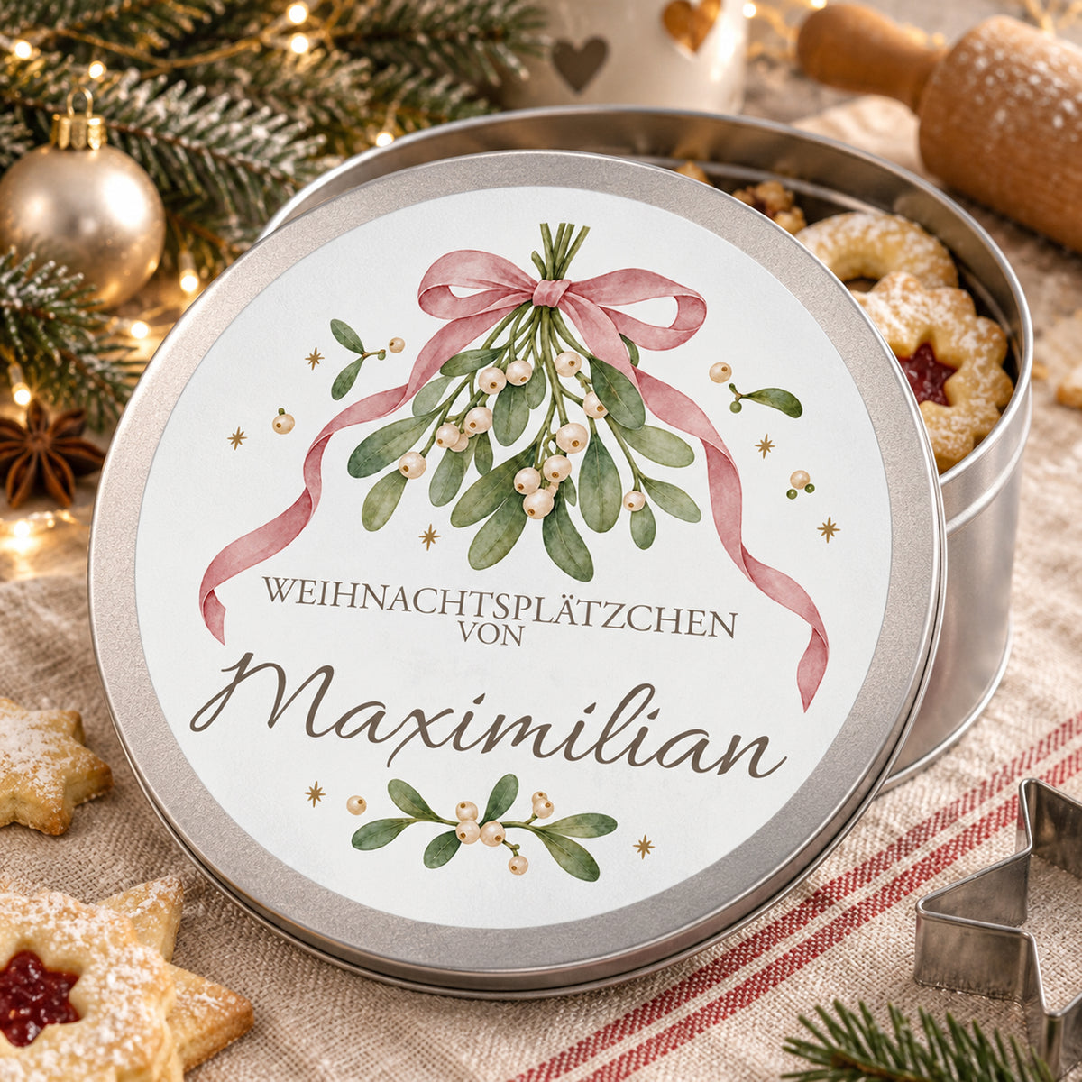 Personalisierte Keksdose mit Mistel & Schleife und dem Namen Maximilian in Nahansicht.