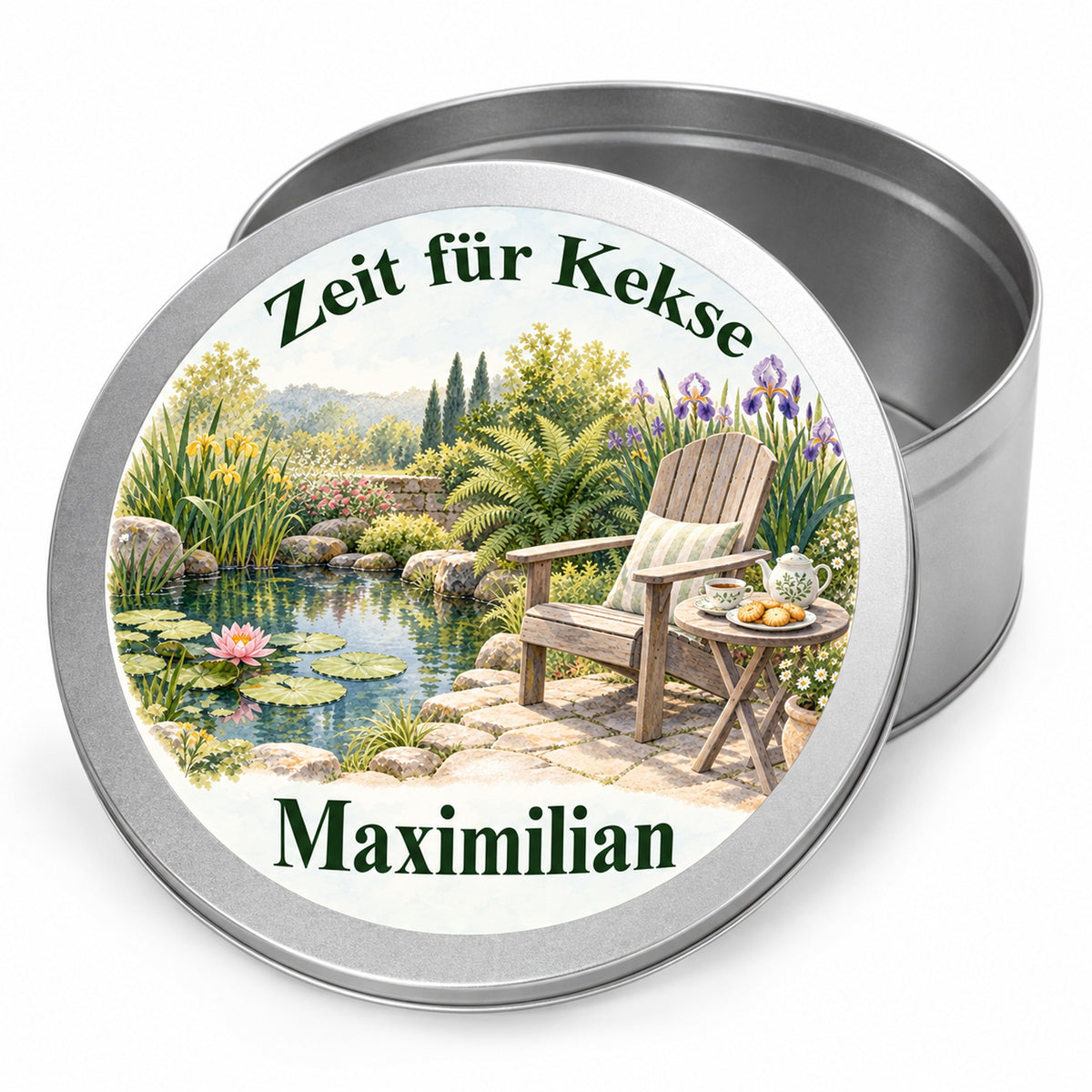 Nahansicht der Keksdose mit Motiv Kekspause am Gartenteich, bedrucktem Deckel und silberner Dose