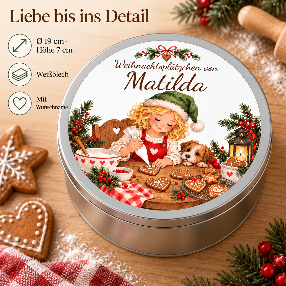 Runde personalisierte Keksdose mit Weihnachtsbäckerin beim Verzieren von Herzplätzchen und kleinem Hund mit Produktdetails.