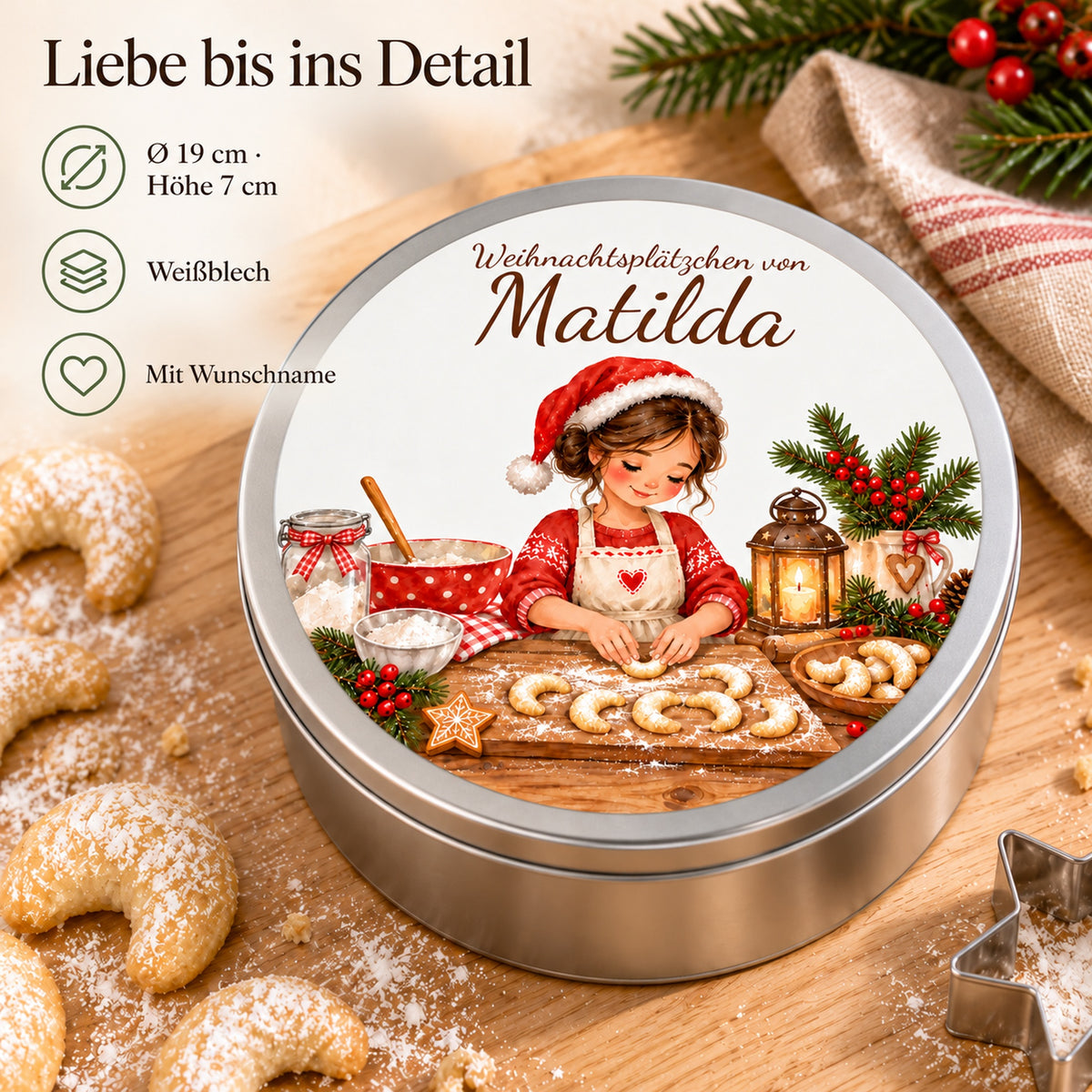 Runde personalisierte Keksdose mit Weihnachtsbäckerin beim Formen von Vanillekipferln mit Produktdetails.
