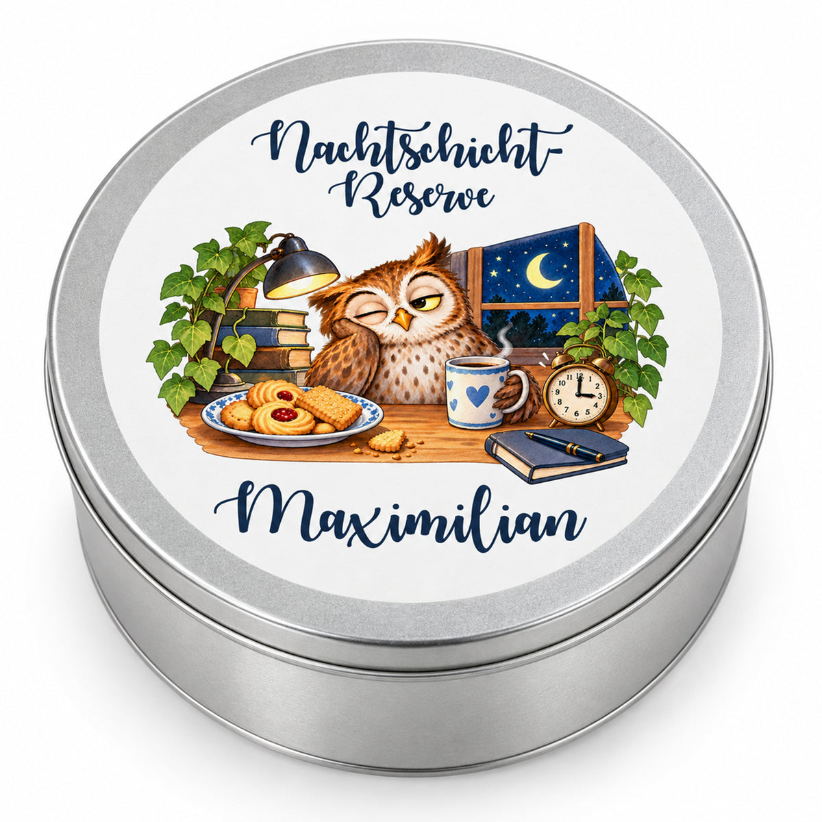Personalisierte Keksdose mit Eule am Schreibtisch und Aufdruck Nachtschicht-Reserve auf weißem Hintergrund