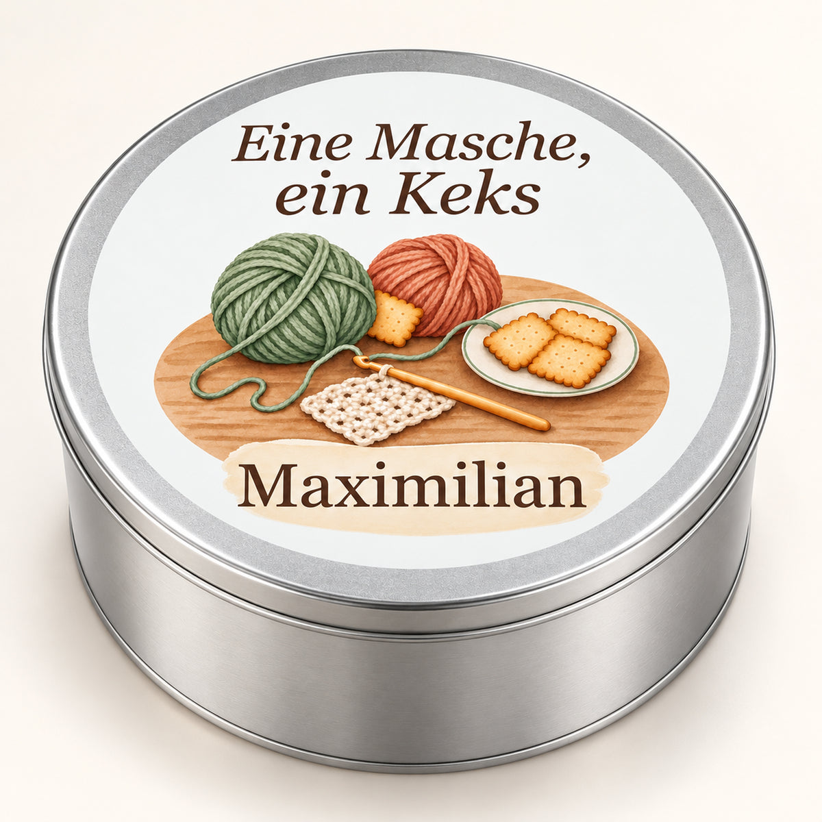 Geschlossene Keksdose schräg von oben mit bedrucktem Deckel und silberner Seitenwand.