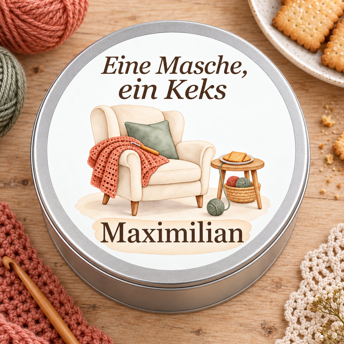Draufsicht auf die Keksdose mit Sessel, Beistelltisch und Wollkorb in einer hellen Häkelszene.