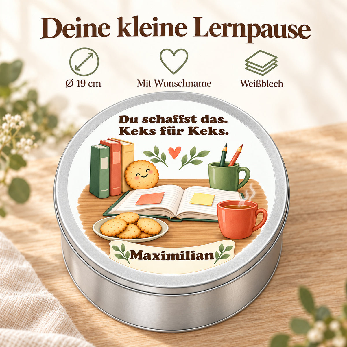 Personalisierte Keksdose mit Hinweisen zu 19 cm Durchmesser, Wunschname und Weißblech auf hellem Holztisch