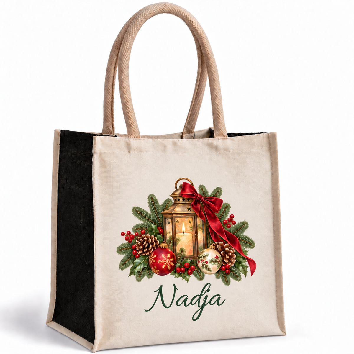 Naturfarbene Weihnachtstasche mit schwarzen Seiten, Winterlaterne-Motiv und personalisiertem Namenszug vor weißem Hintergrund