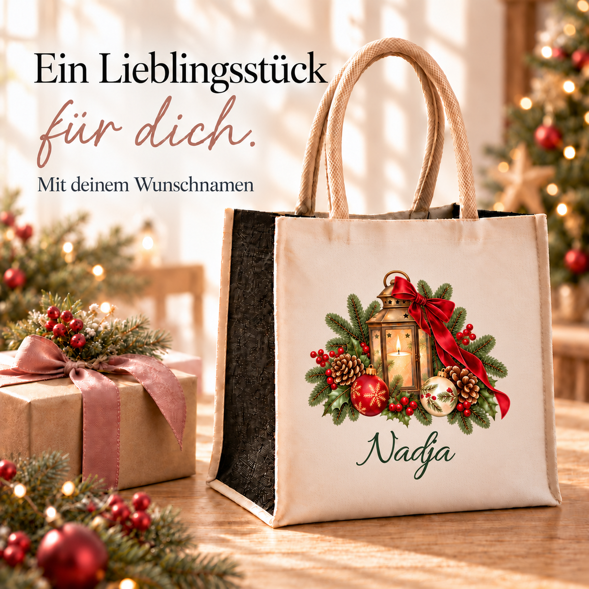 Personalisierte Weihnachtstasche mit Winterlaterne-Motiv neben weihnachtlich verpacktem Geschenk